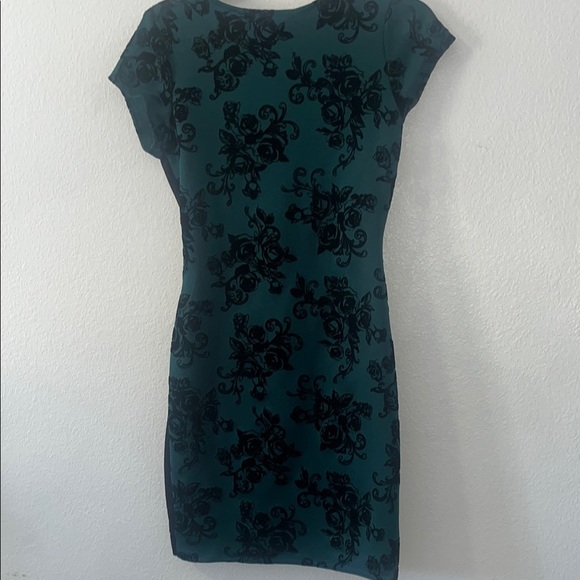 Green Mini Sheath Dress with Cap Sleeves and V-Neck for Cocktail - Picture 5 of 5